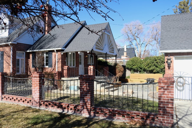 Building Photo - 1190 Manor Dr