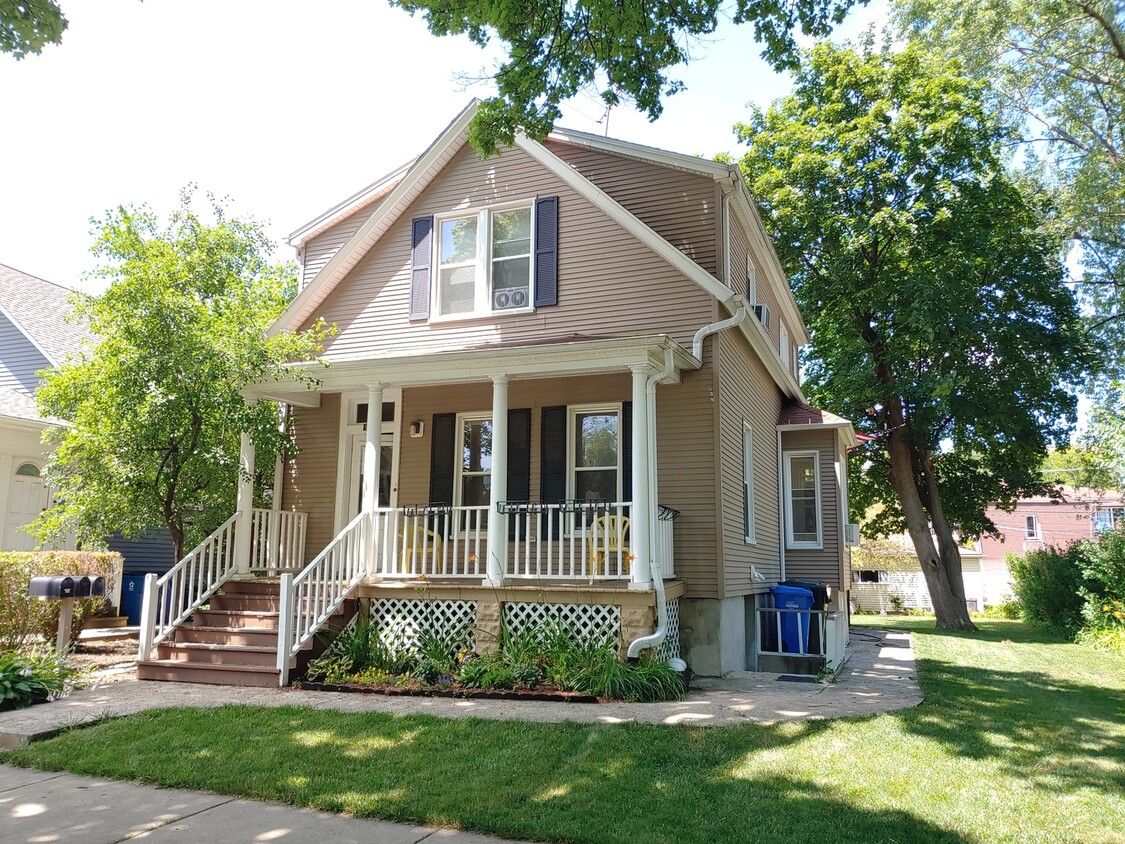 Primary Photo - 1422 Oakwood Ave