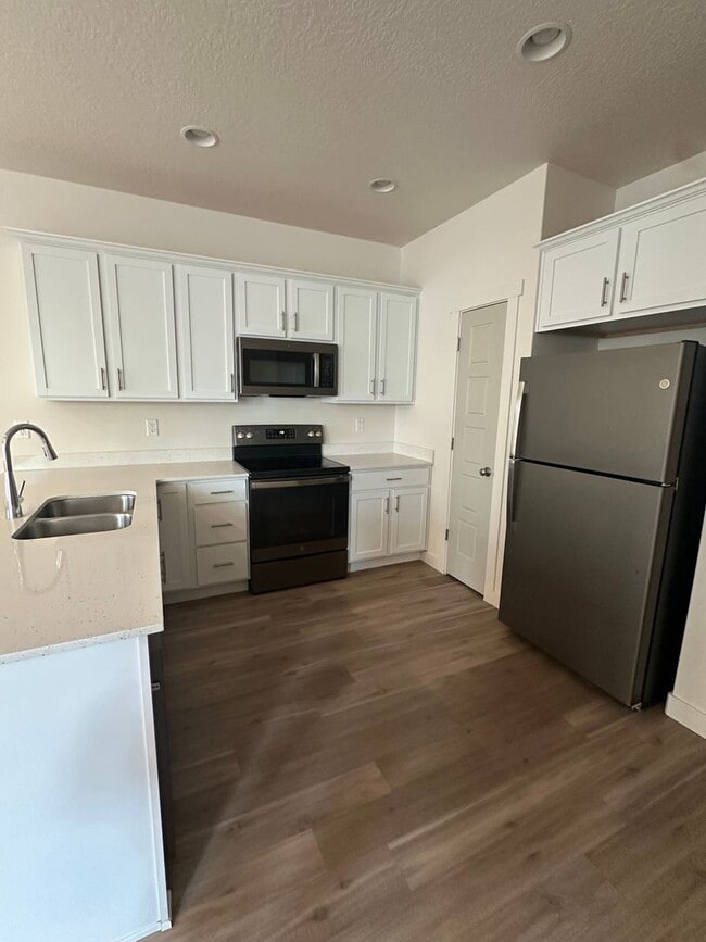 Building Photo - Gorgeous Townhome!!!