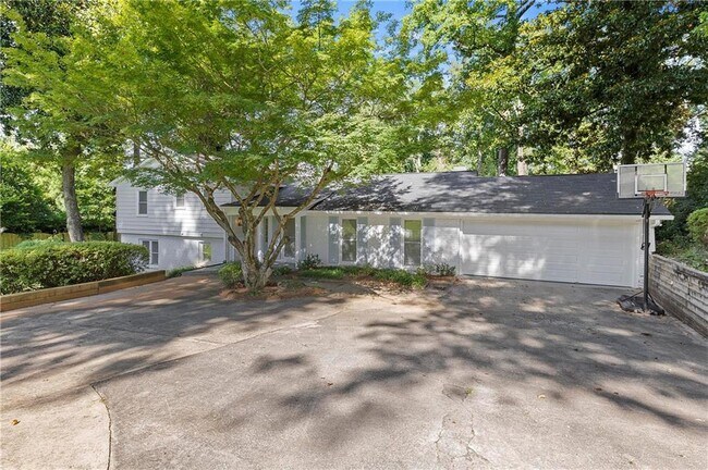 Foto del edificio - 4820 Powers Ferry Rd NW