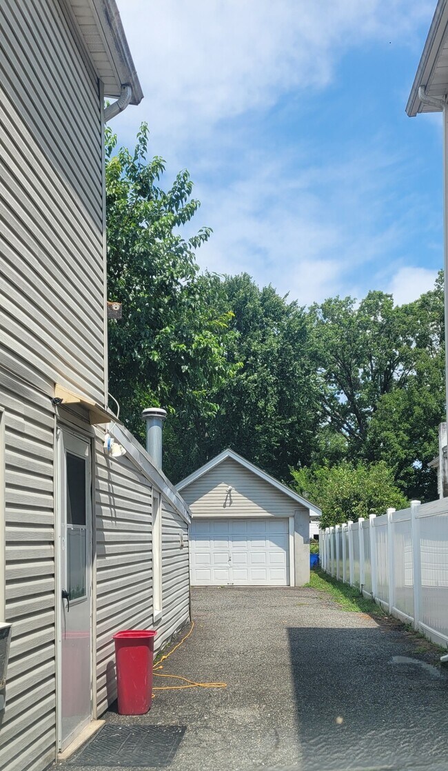 Building Photo - 130 Main St