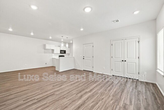 Foto del edificio - 10912 Oak Hollow Dr
