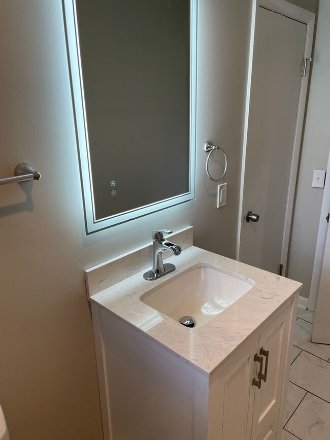 Building Photo - Updated 2-Bedroom Close to Campus and Conveniences!
