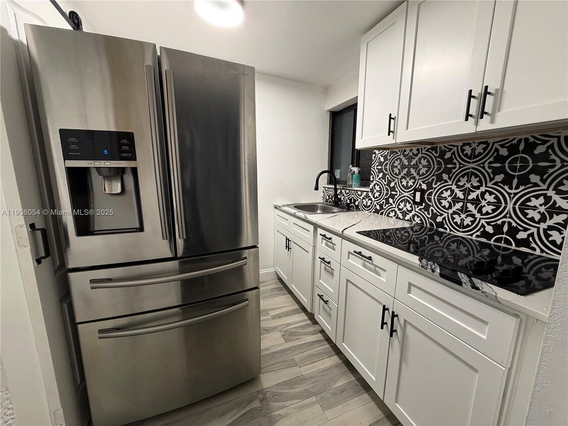 Foto principal - 301 NE 172nd St