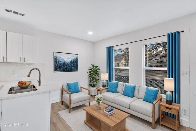Building Photo - Darling Duplex In Oakhurst