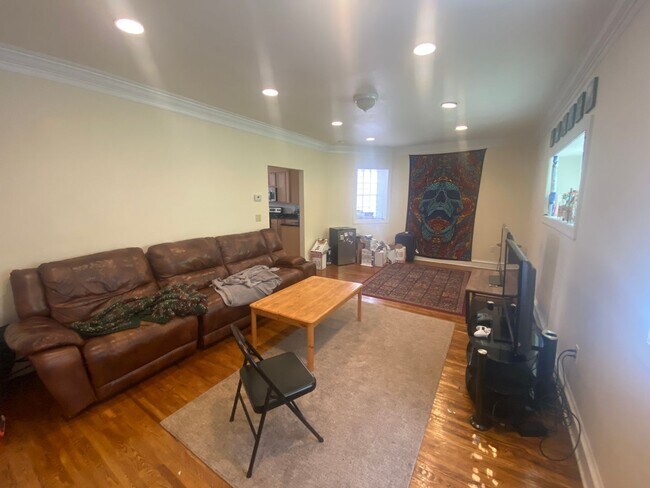 Foto del edificio - 5 Bedroom House in the Southside Flats!  Central Air. Washer and Dryer on Main Floor. Private Patio.