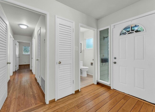 Foto del edificio - 8425 Pioneer Dr