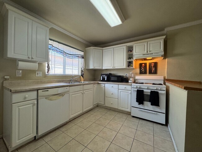 Building Photo - 11050 Keswick St