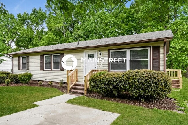Building Photo - 3 Bedroom Pet-Friendly Home in GREENSBORO,...
