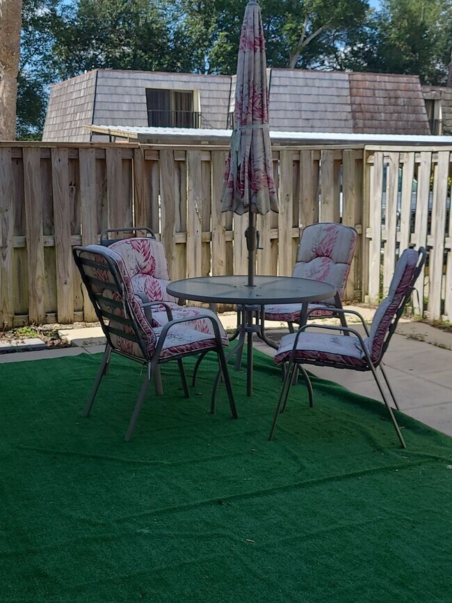 Foto del edificio - 2 Story, 2 Bedroom, 2 1/2 Bath Townhouse