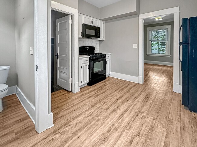 Building Photo - Beautifully updated 4 Bedroom 1.5 Bathroom
