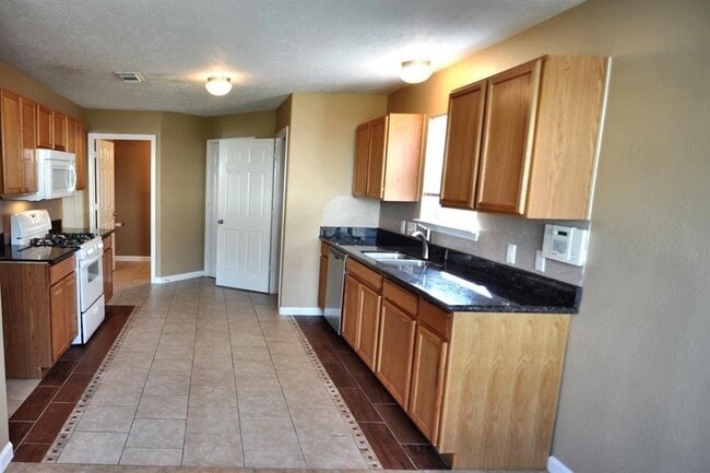 Building Photo - 21935 Hemlock Park Dr