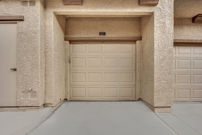 Foto del edificio - Beautiful 3-bedroom, 2-bathroom condo loca...