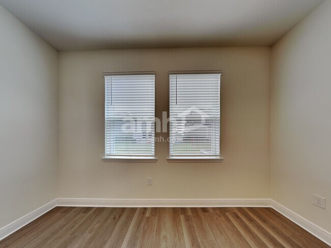 Foto del edificio - 5945 Sycamore Pl St