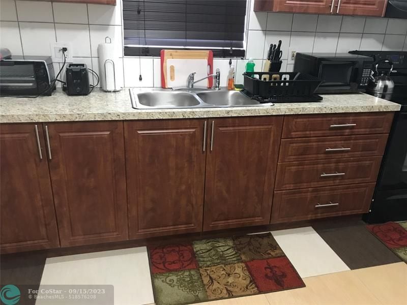 161 NW 164th St Unit APT 5, Miami, FL 33169 Room for Rent in Miami