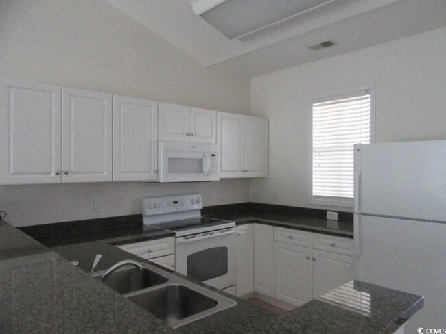 Building Photo - 601 Hillside Dr