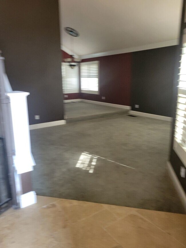 Building Photo - Beautiful Home!
