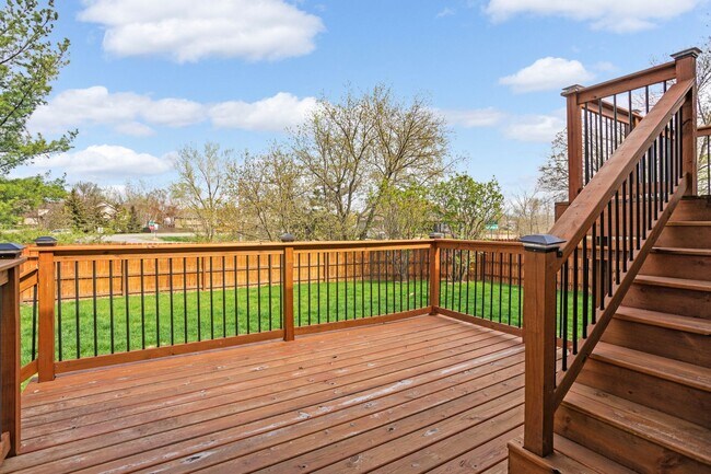 Building Photo - Spacious Home, 6bd, 3ba, 2 levels, 2 kitch...