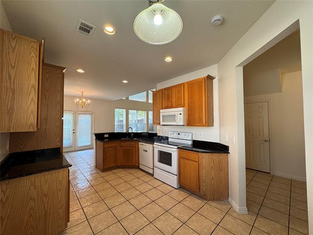 Foto del edificio - 900 Englewood Ln