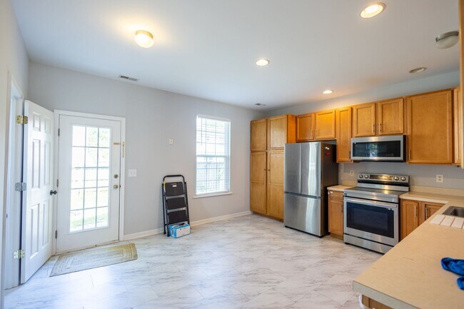 Foto del edificio - Lovely 3 BR/2.5 BA Single-Family Home in E...