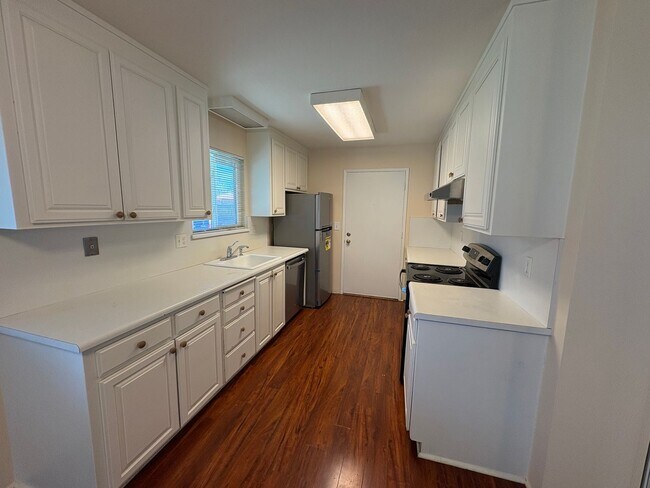 Foto del edificio - 2 bedroom condo is central location near e...