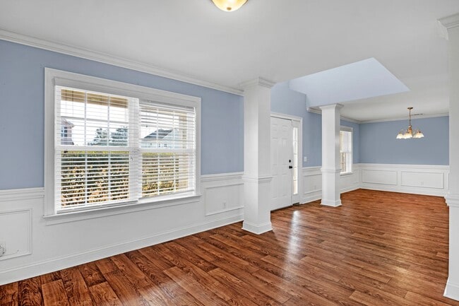 Building Photo - Spacious 4 Bedroom House With 3 Full Baths...