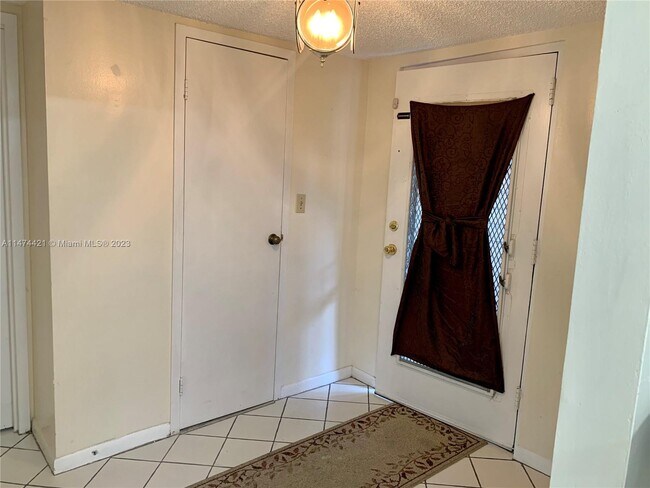 Building Photo - 2840 Somerset Dr
