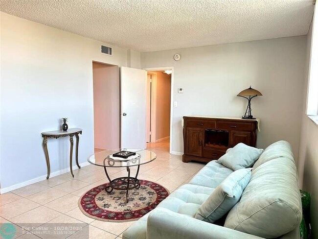 Foto del edificio - 5300 NE 24th Terrace