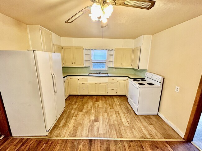 Foto del edificio - 428 W 8th St