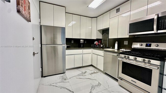 Building Photo - 2030 S Ocean Dr