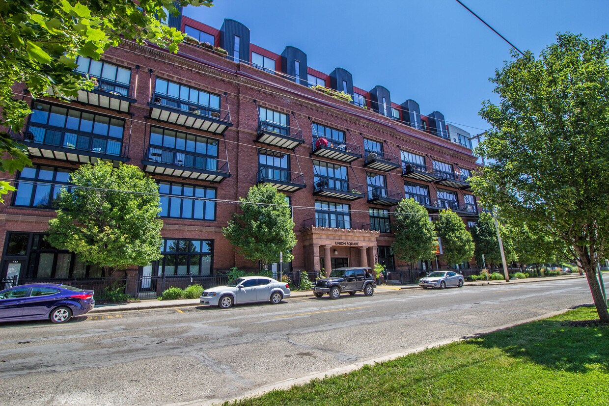 Primary Photo - 600 Broadway Ave NW