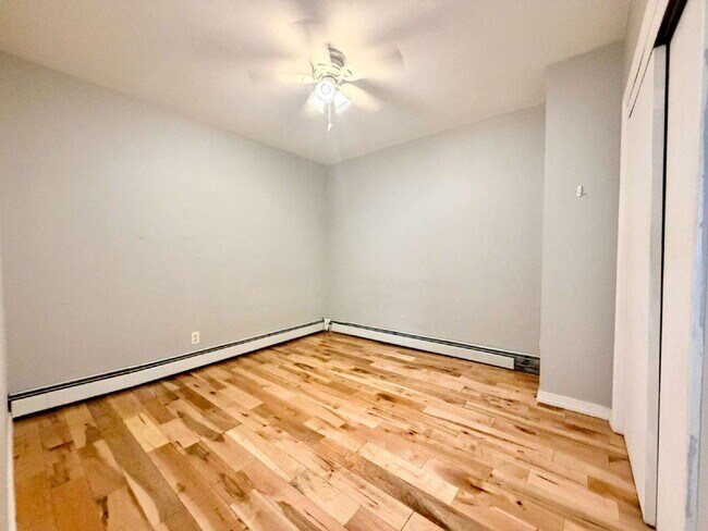 Foto del edificio - Spacious 1 Bedroom + Bonus Room w/Parking
