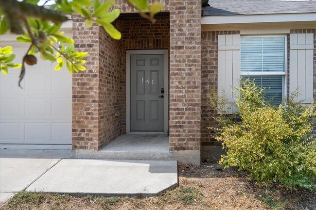 Foto del edificio - 15116 Custis Ln