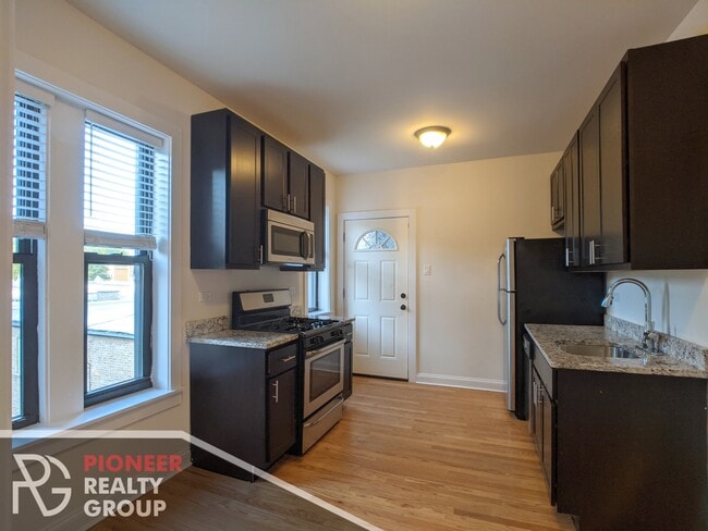 Building Photo - 4040 N Ashland Ave