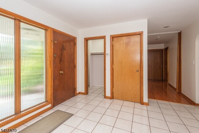 Foto del edificio - 681 Easton Ave