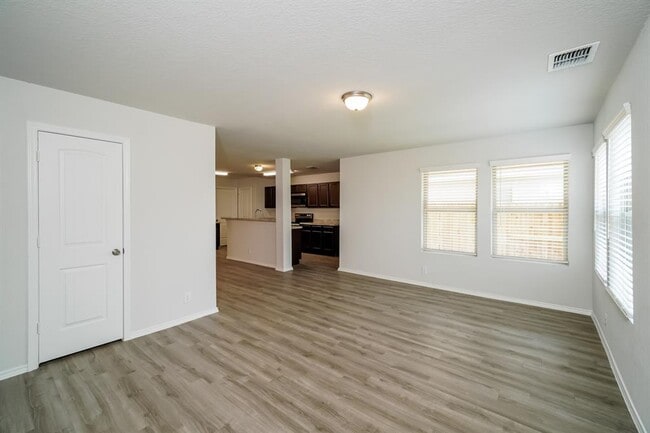 Building Photo - 3919 Silver Ranch Rd