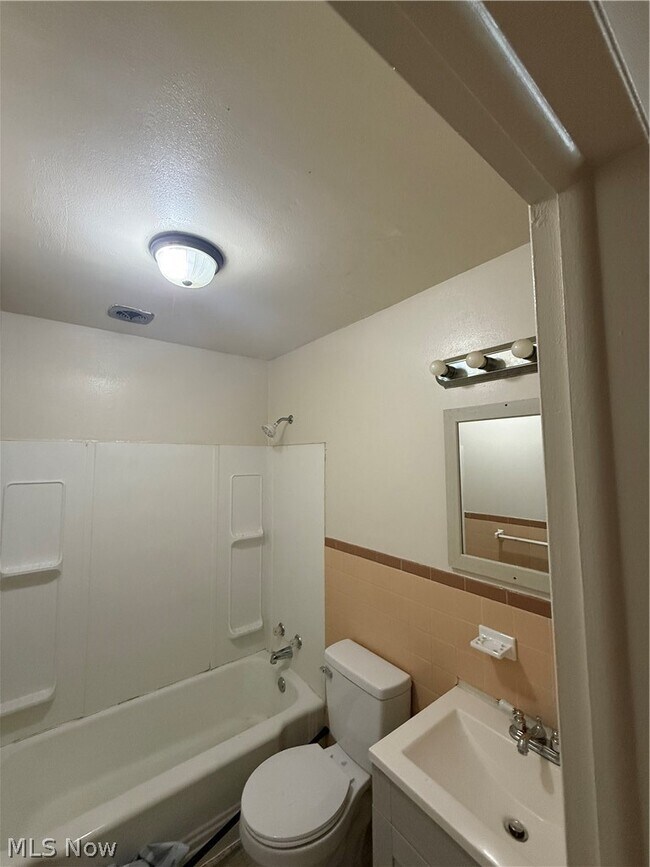 Foto del edificio - 640 Lakeside Dr