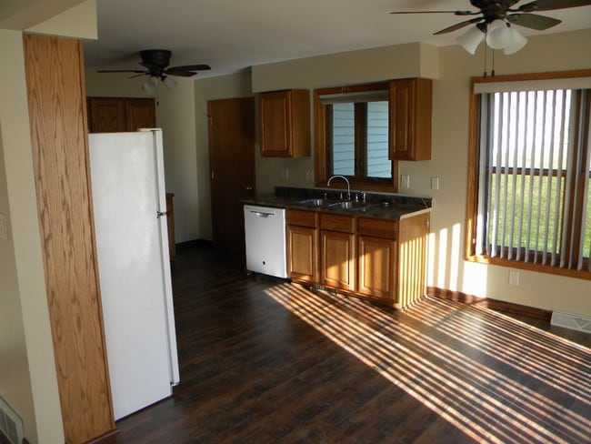 Building Photo - 475 Overland Trl