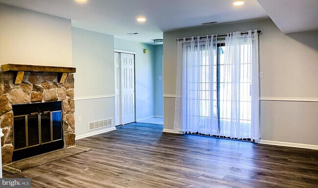 Foto del edificio - 53 Basswood Ct