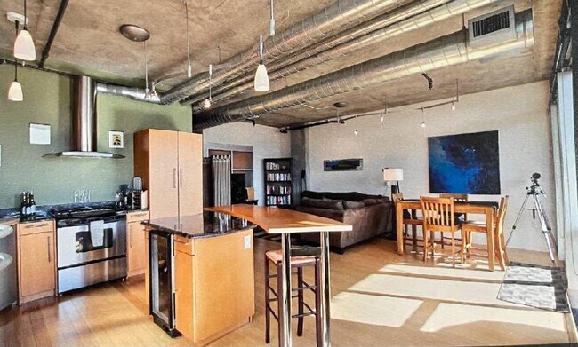 Building Photo - Waterside lofts - great patio,Mtn views