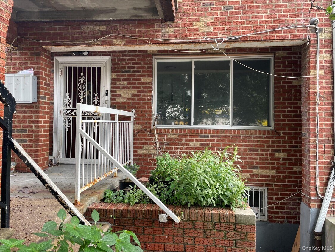 Building Photo - 901 E 106th St