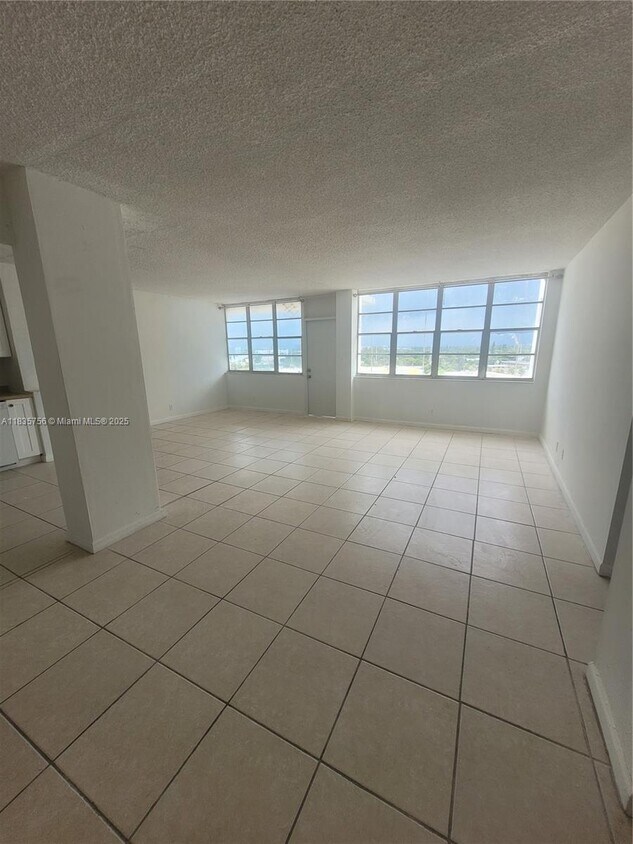 Foto principal - 2025 NE 164th St