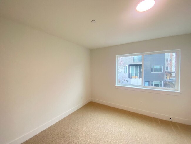 Building Photo - Nearly new 3B3B townhouse For Rent