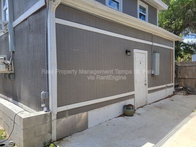 Building Photo - 618 17th Ave S