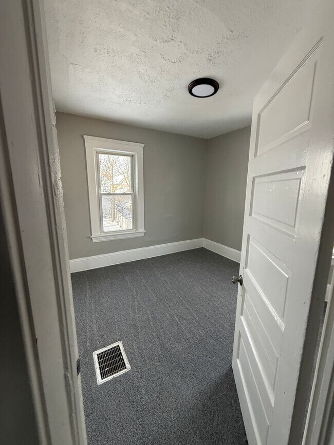 Foto del edificio - Cudell/West Blvd neighborhood; 4 bedroom/1 bath single family house for rent!