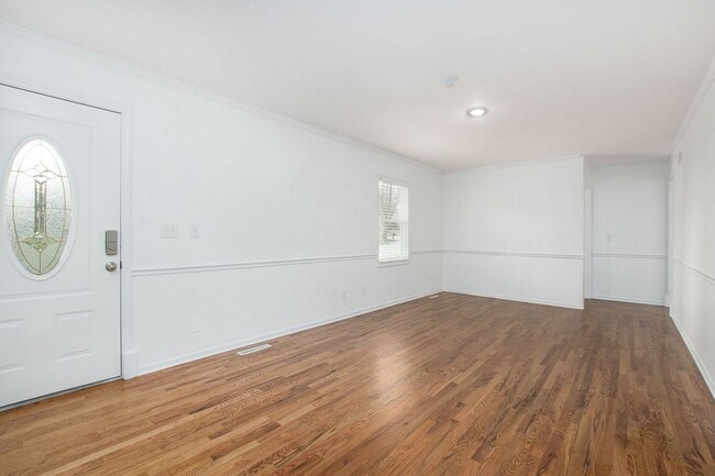 Building Photo - Modern Split level 4 bedroom 3 bath, renovated and bright! A must see!