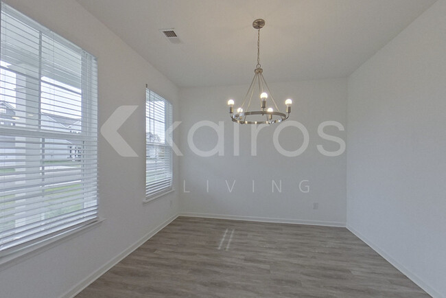 Foto del edificio - 307 Silver Maple Ln