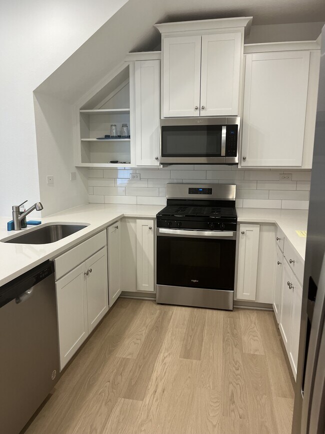 Building Photo - 207 Silver Myrtle Ct