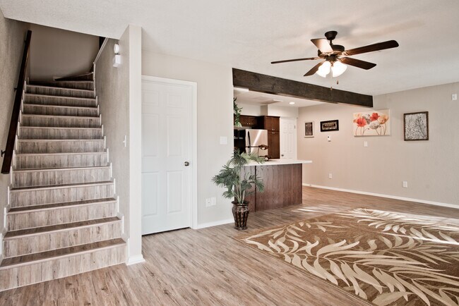 Entry - 305 Westwood St