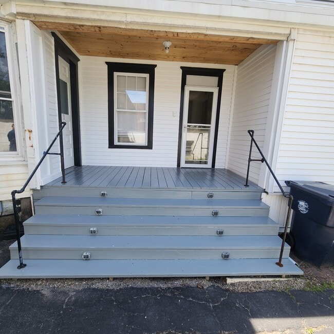 Building Photo - 678 Ridge Rd